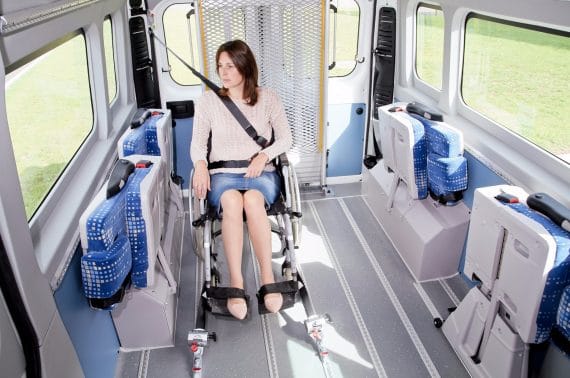 minibus tpmr l3h2 avec personne en fauteuil roulant à l'intérieur