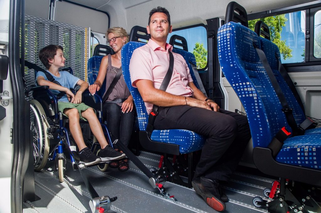 minibus citroen tpmr modulis 30 intérieur avec adultes dans sièges et enfant en fauteuil roulant