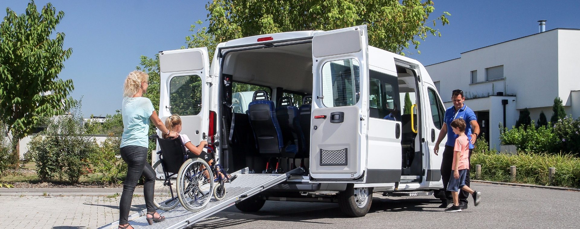 minibus citroen tpmr avec enfant en fauteuil roulant montant sur la rampe