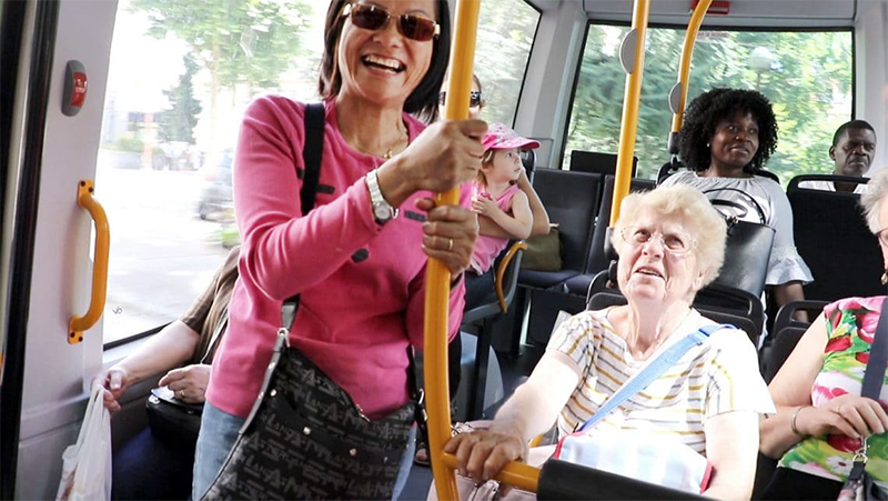 minibus urbain avec personnes souriantes à l'intérieur
