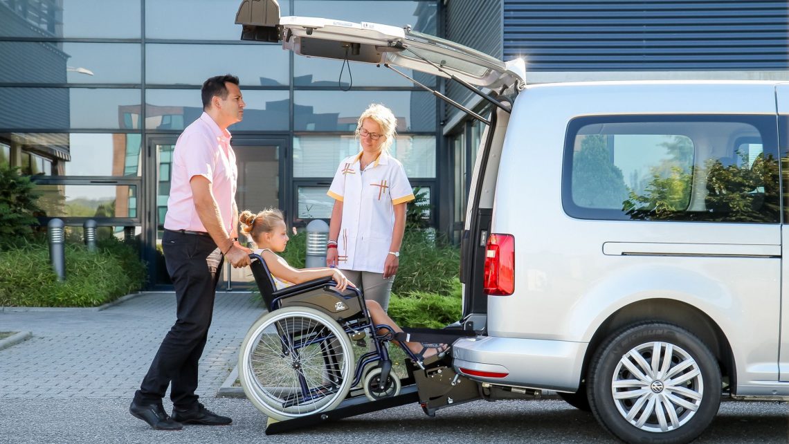 enfant en fauteuil roulant utilisant la rampe d'accès du modulis 7 volkswagen caddy