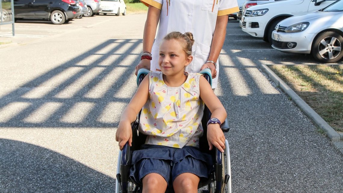 Enfant en fauteuil roulant sur rampe d'accès modulis 7 volkswagen caddy tpmr