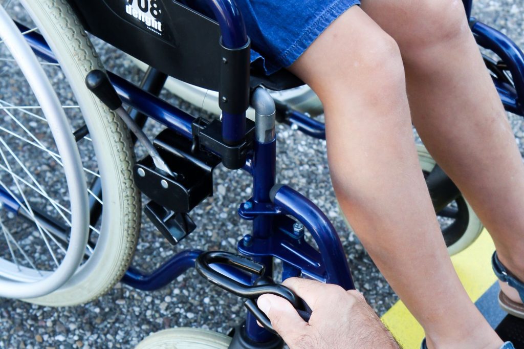 sangles qui sécurisent fauteuil roulant pour accéder au véhicule volkswagen caddy tpmr