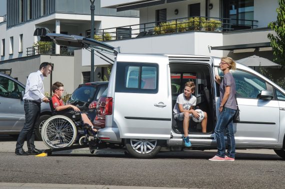 famille avec enfant en fauteuil roulant utilisant la rampe d'accès du modulis 5 volkswagen