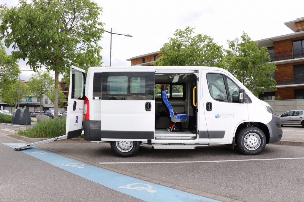 minibus tpmr modulis 10 citroen face latérale avec vue sur l'intérieur