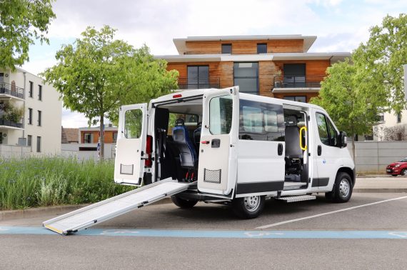 minibus tpmr citroen face arrière avec rampe sortie