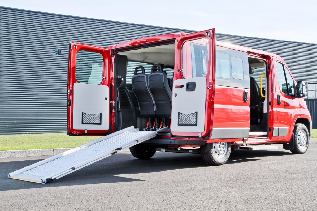 minibus tpmr citroen modulis 10 face arrière avec rampe sortie