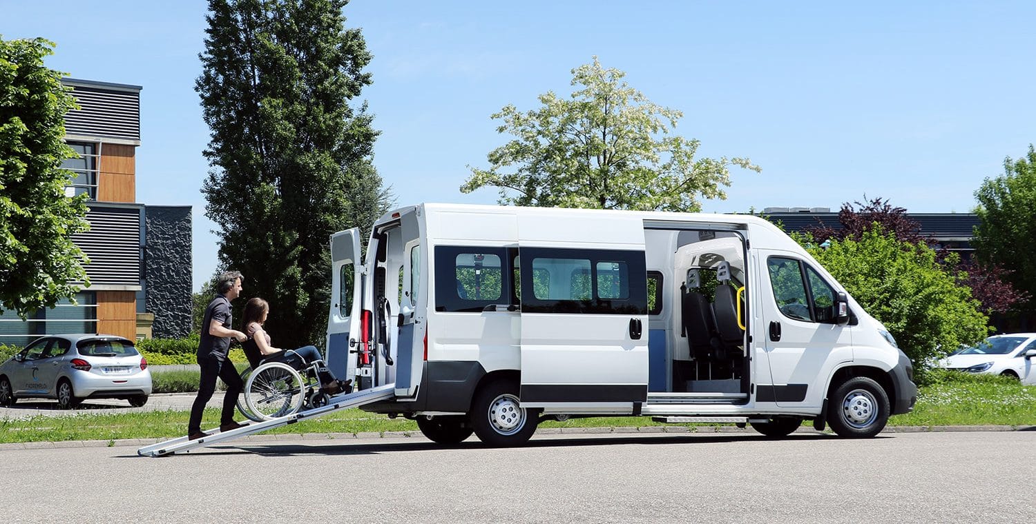 minibus tpmr l3h2 face latérale avec montée personne en fauteuil roulant à bord