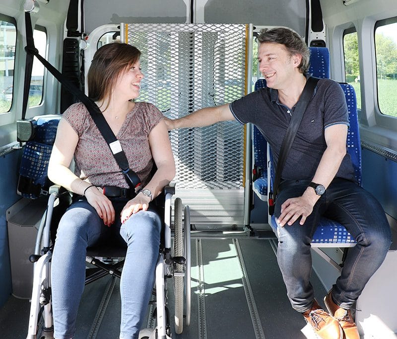 minibus tpmr l3h2 avec personne en fauteuil roulant et un accompagnant sur siège éclipse
