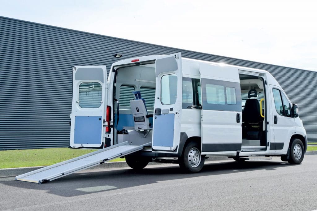 minibus urbain avec porte latérale ouverte et avec rampe sortie