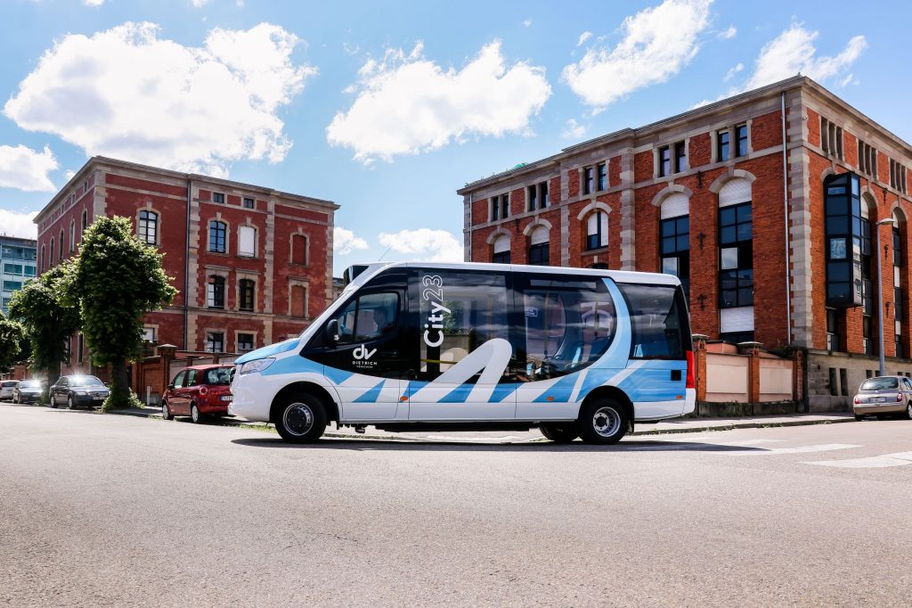 minibus urbain face latérale en ville