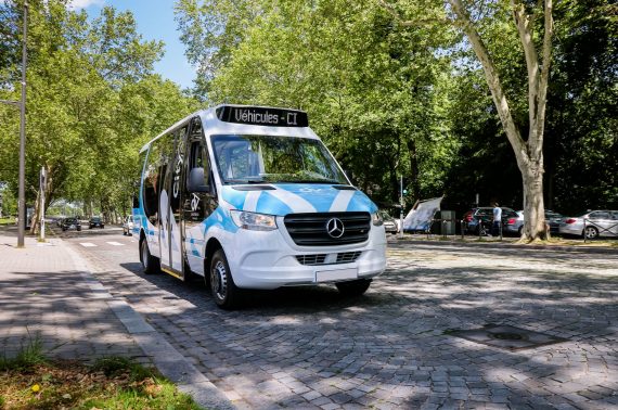 minibus urbain city 23 en ville face avant