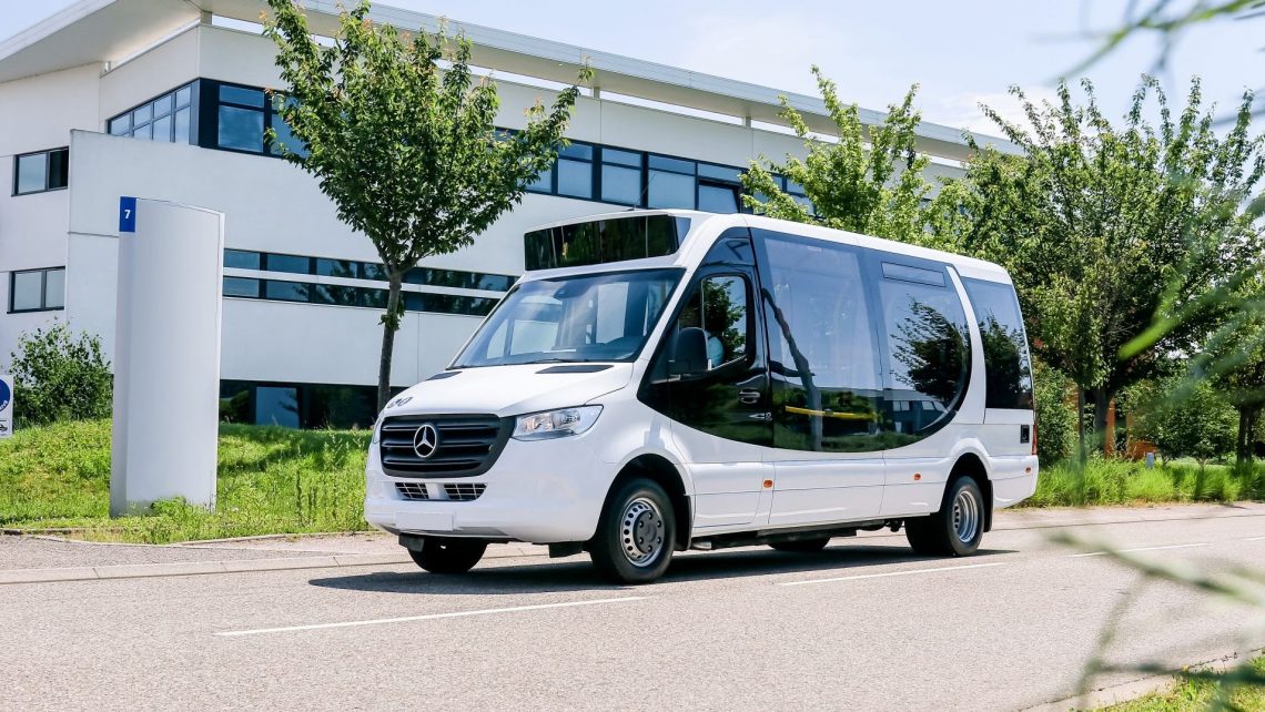 minibus urbain city 29 aux courbes dynamiques se déplaçant en ville