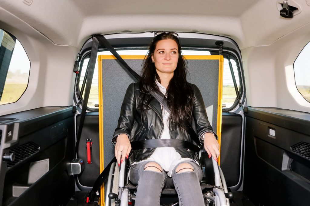 modulis 6 peugeot rifter tpmr avec personne en situation d'handicap à bord et confortablement installée