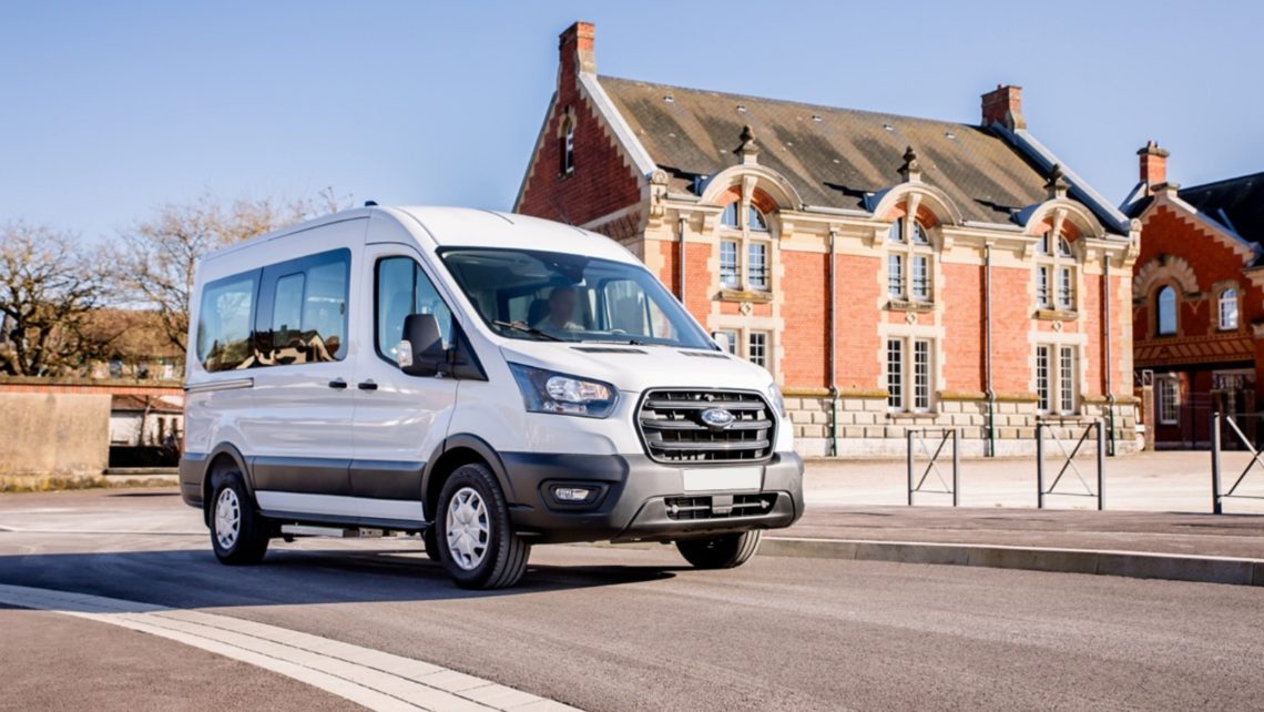 Minibus 9 places pour transport de personnes à mobilité réduite