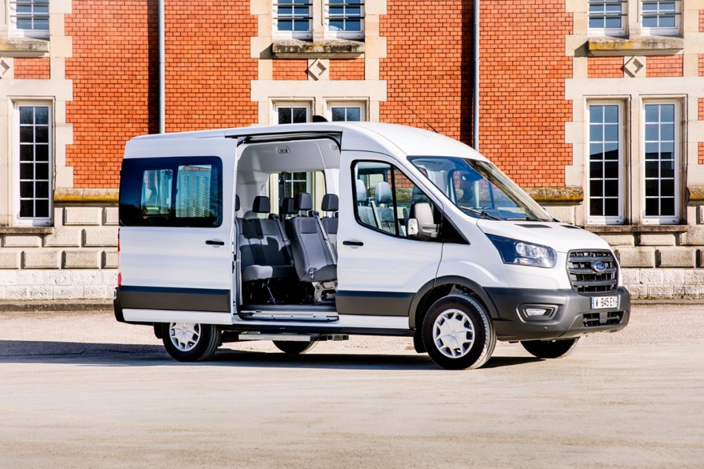 Minibus Ford Transit 9 places pour transport de personnes à mobilité réduite