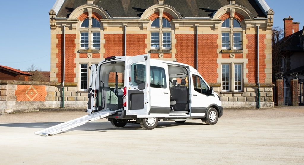 Minibus TPMR avec rampe légère pour fauteuil roulant