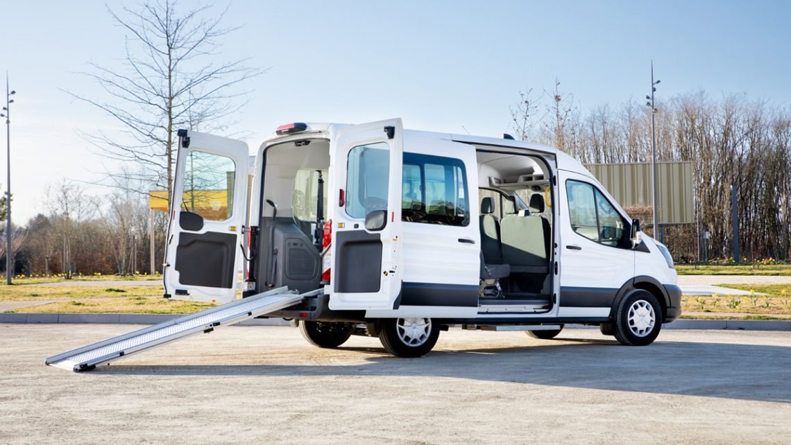 Minibus TPMR avec rampe légère pour fauteuil roulant