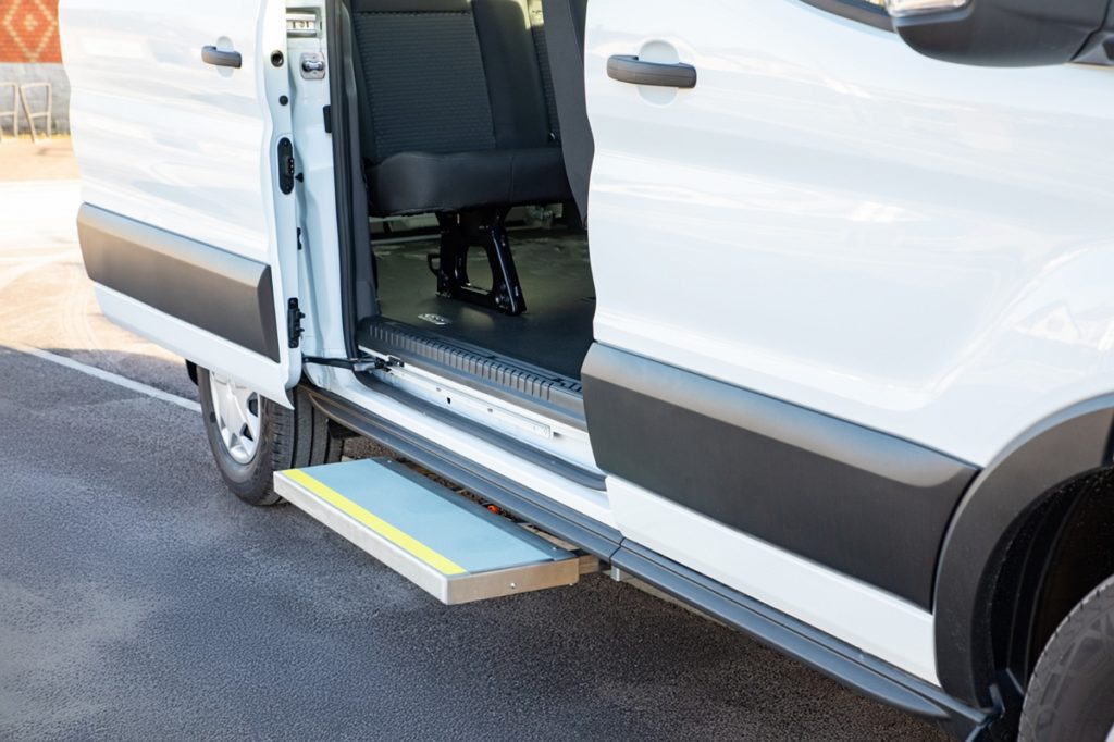 Minibus TPMR 9 places avec marche-pied latéral