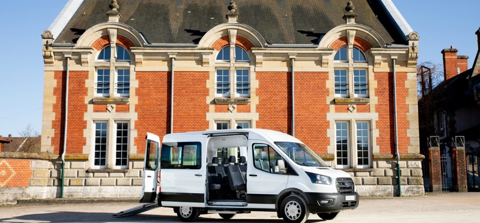 Minibus Ford Transit TPMR avec rampe légère